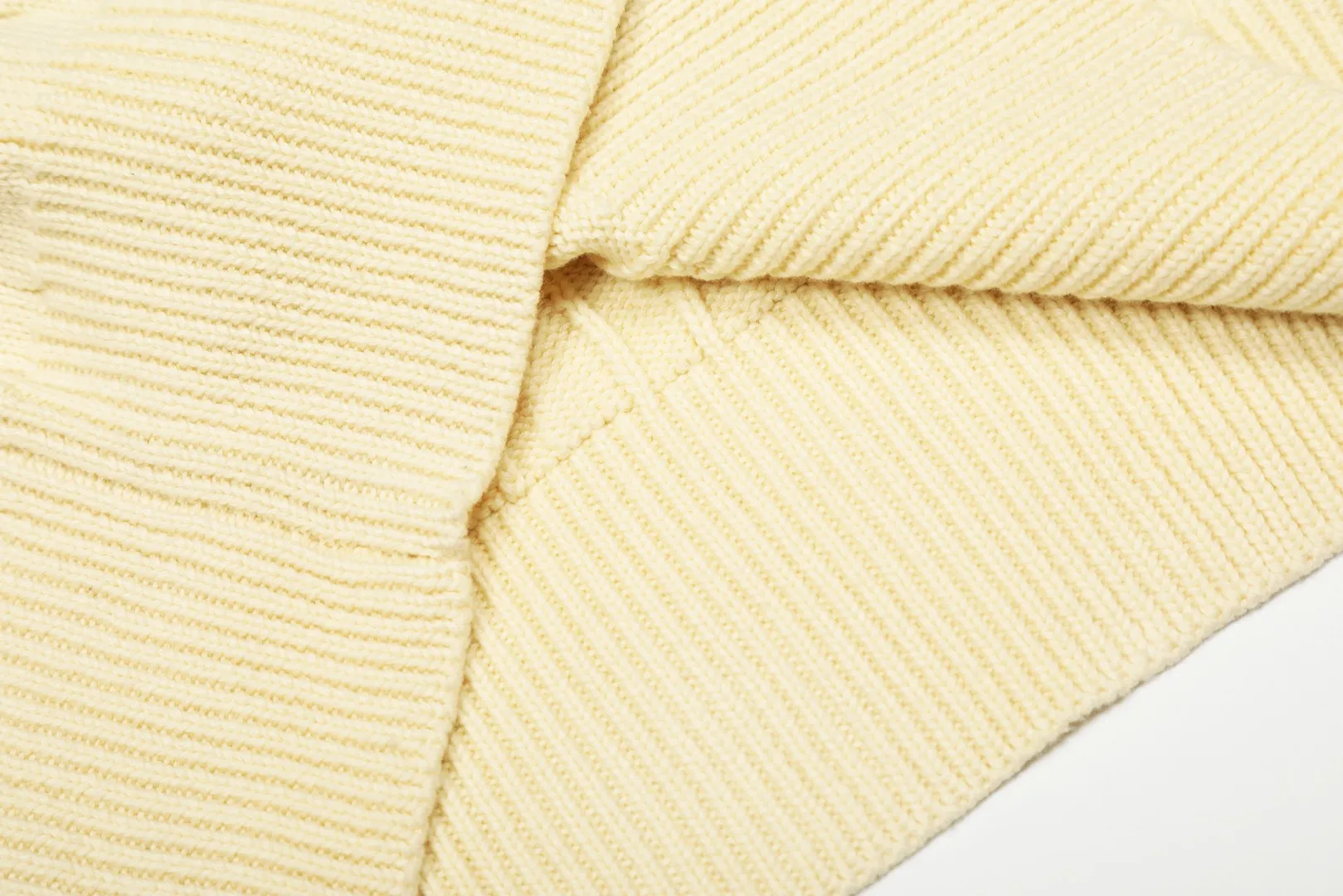 P230 Top quality" Style number: DS006# (not off the shelves all year round) [Ralph Lauren round neck solid color pony embroidery logo twist knitted cardigan] ✅Ralph Lauren Ralph Lauren classic basic versatile knitted cardigan jacket for all seasons ✅Main supplier platform live broadcast Wholesale entity Replacement if out of stock Not off the shelf ✅ZP quality 1:1 version Scan the code to enter the GF website Counter quality ✅Detailed quality The only one in Guangzhou Imported quality cotton yarn Focus on high-end, cost-effective, and good quality. Needless to say, the version is restored to the original version. The maximum size can be worn up to 160 pounds. Loose, comfortable and stress-free. ✅The upper body is simple and easy to match. A must-have for goddess ootd. Good-looking clothes are never picky. Must-have items in goddess wardrobe. Size: S- Navy blue white label Navy blue red label